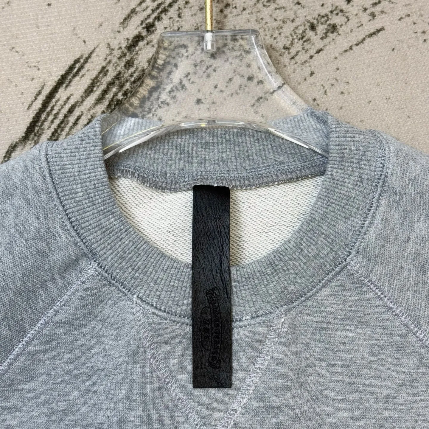 P220 Crowley logo embroidered round neck sweatshirt. Same style as ChromeHearts counters. Made of 400g double-ply double-yarn pure cotton fabric. 32-count double yarn. Very textured on the handle. Three-dimensional and atmospheric. Versatile and easy to wear in autumn. Simple and elegant. Adopts os version. The upper body effect is great. Suitable for all body types. Soft and comfortable. Offset CH letters on the front and horseshoe embroidery on the right. Small mark on the hem. Resistant to machine washing. Does not fade or deform. Complete accessories, original mold opening, perfect restoration of zp 2:1, same style for men and women, versatile and not picky, size s m l xl color gray